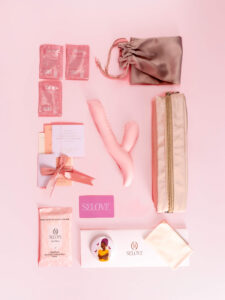 Caress - Vibrator Premium cu Sucțiune & G-Spot