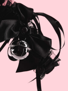 Choker Maid din Satin cu Clopotel