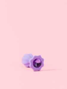 Butt Plug din Silicon Mov cu Piatra Floare