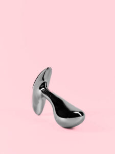 Butt Plug din Metal cu Design Curbat