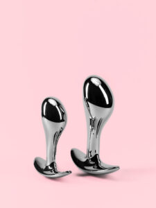 Butt Plug din Metal cu Design Curbat