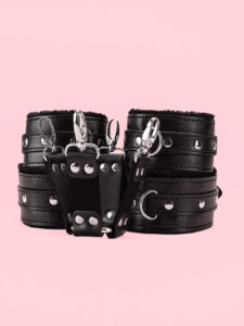 Catuse cu Puf Maini si Picioare Hogtie
