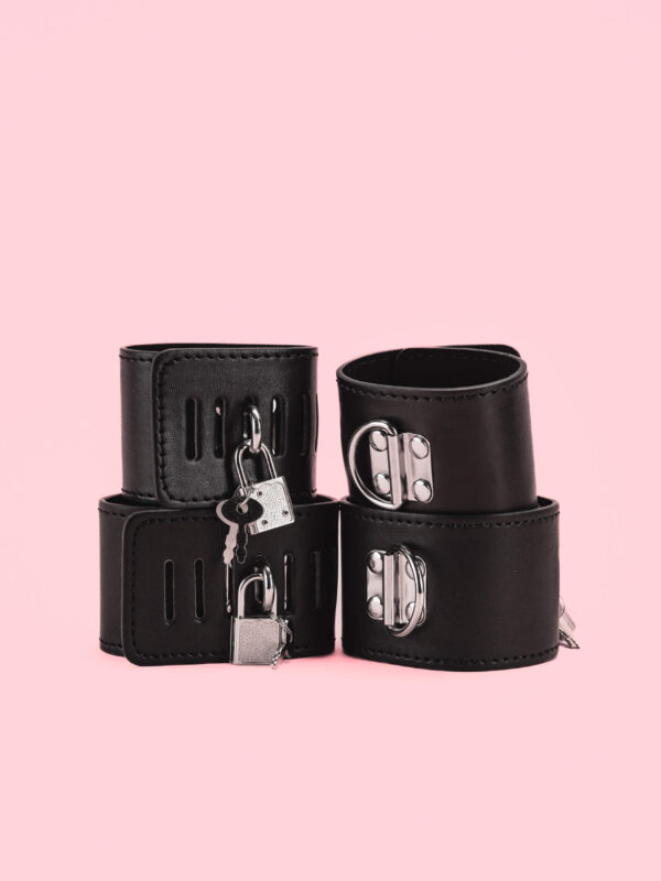 Catuse cu Puf si Lacat Pentru Glezne