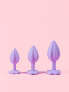 Butt Plug din Silicon Mov cu Piatra Floare