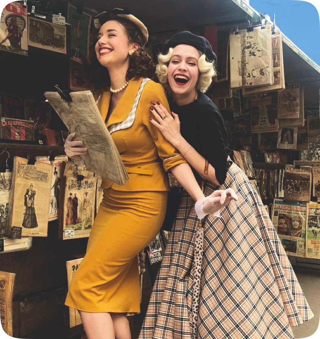 Două prietene zâmbind într-un magazin vintage